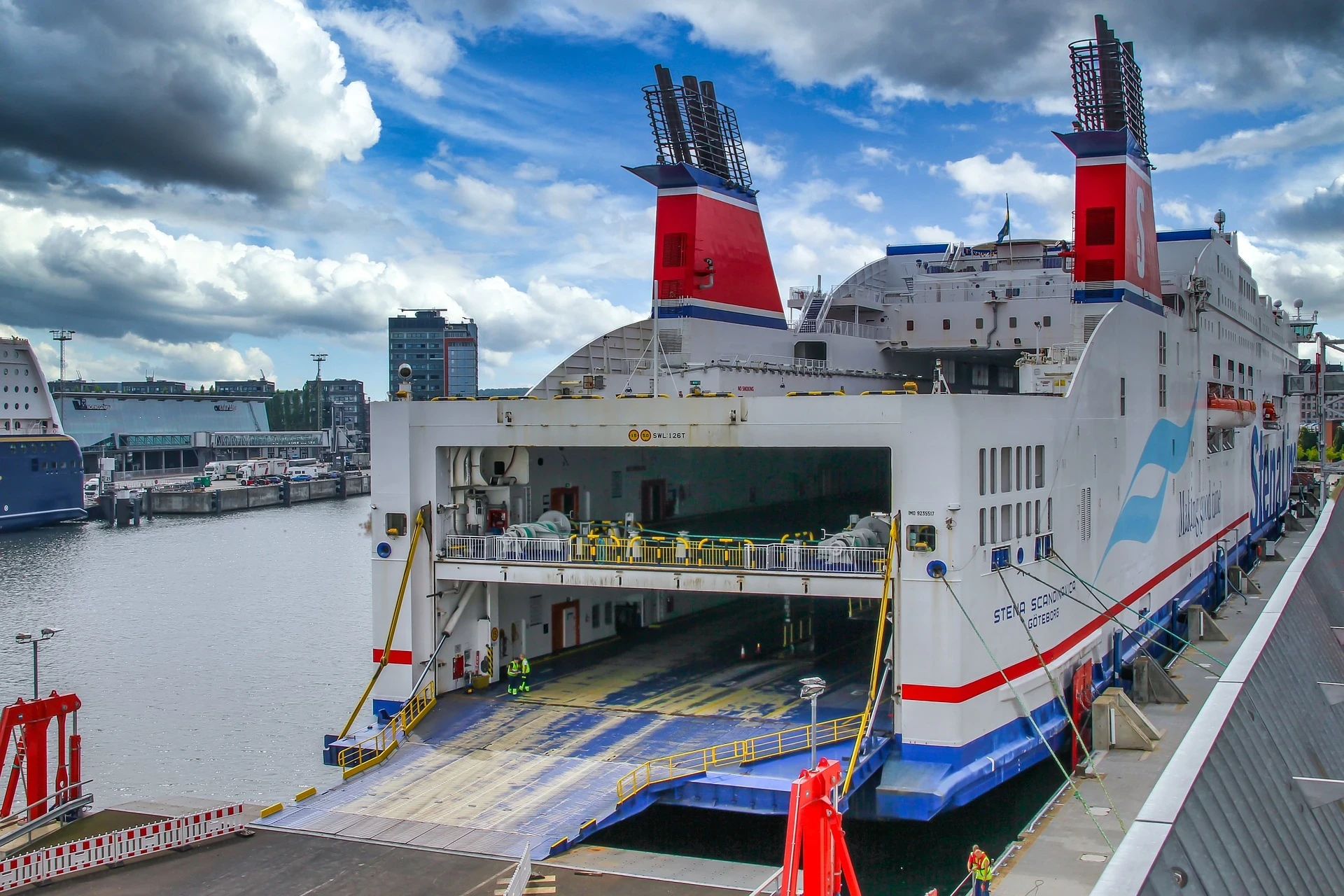 Faehre im Hafen fuer Zypern Auswandern