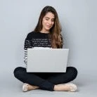 Frau mit Laptop fuer Zypern Auswandern