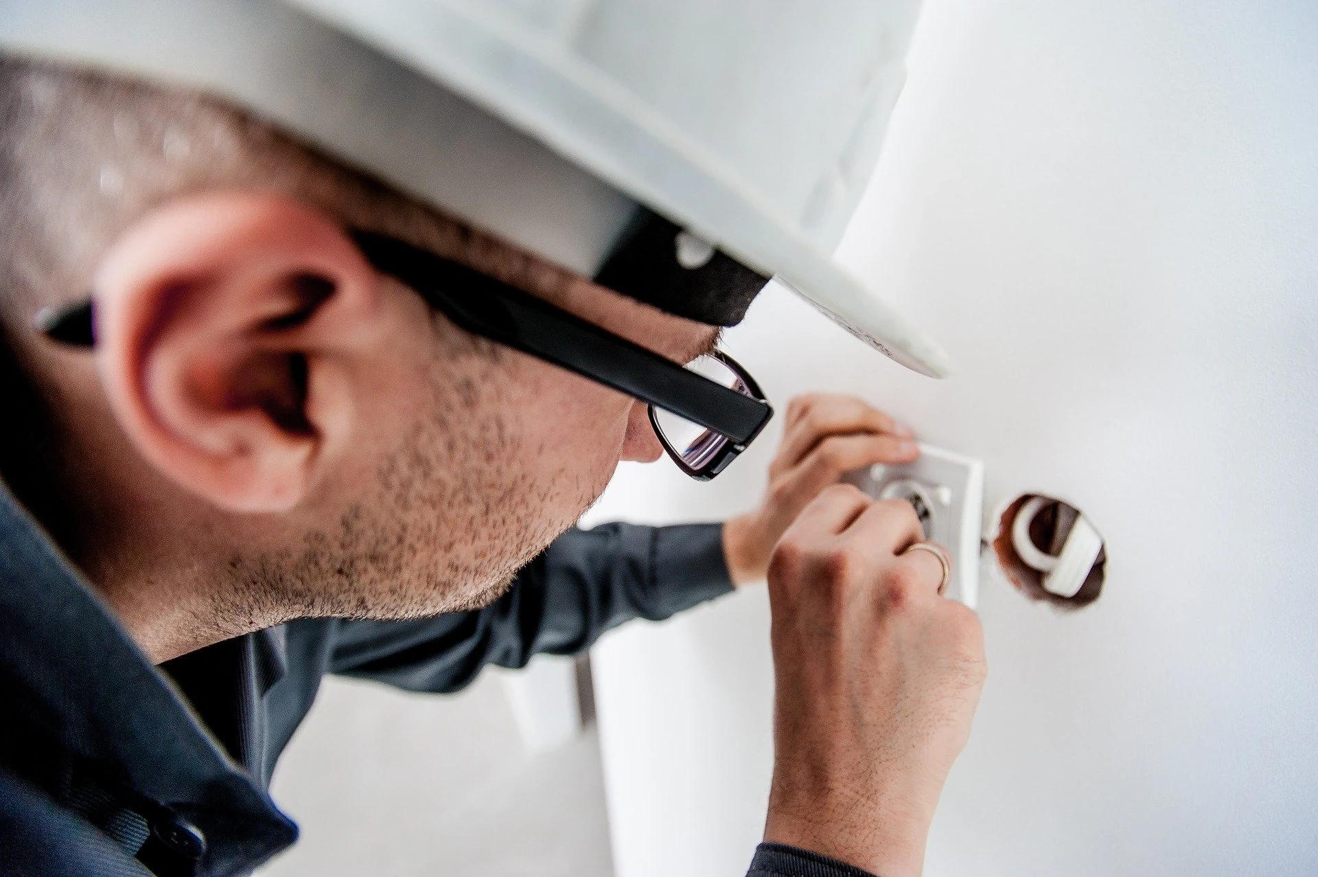 Handwerker prueft Sicherheit beim Auswandern