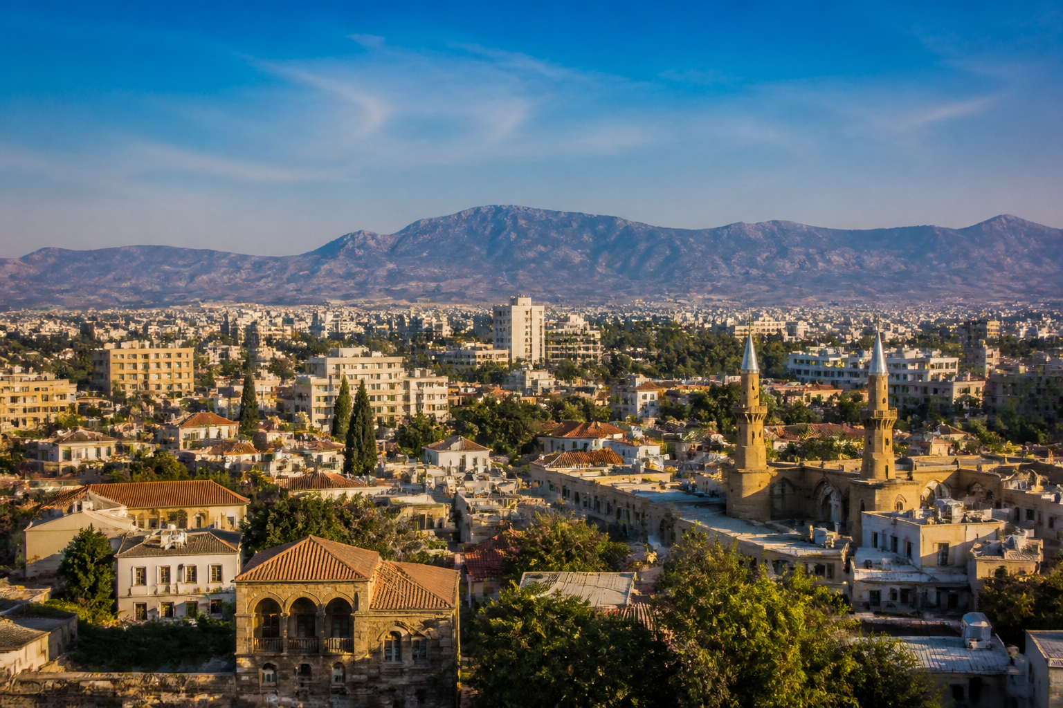 Blick auf die geteilte Altstadt von Nikosia auf Zypern mit moderner Stadt, historischen Gebäuden und sommerlichem Himmel