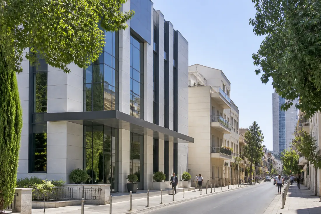 Bankgebäude und moderne Wohnhäuser in Nikosia auf Zypern als Symbol für Banking, Auswandern und Immobilienplanung