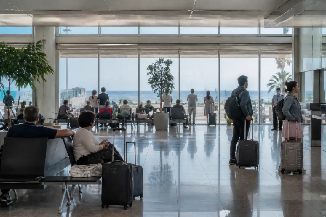 Sicherheitskontrolle am Flughafen Larnaka auf Zypern mit Reisenden im Terminal