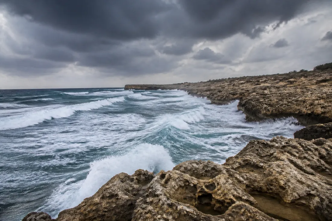 Stürmische Küste bei Cape Greco auf Zypern mit Felsen und rauem Meer nach Unwetter