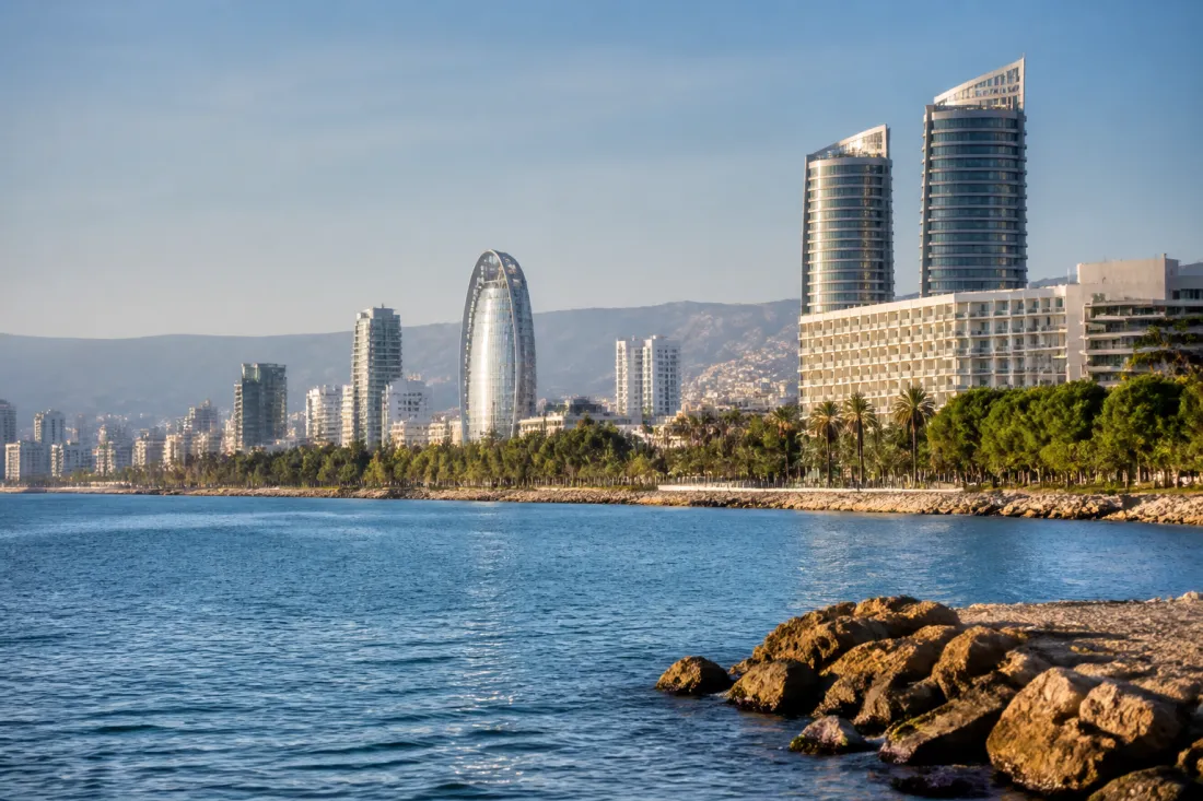 Blick auf moderne Hotelhochhäuser bei Limassol mit Zypern-Küste und weiter Landschaft im Hintergrund