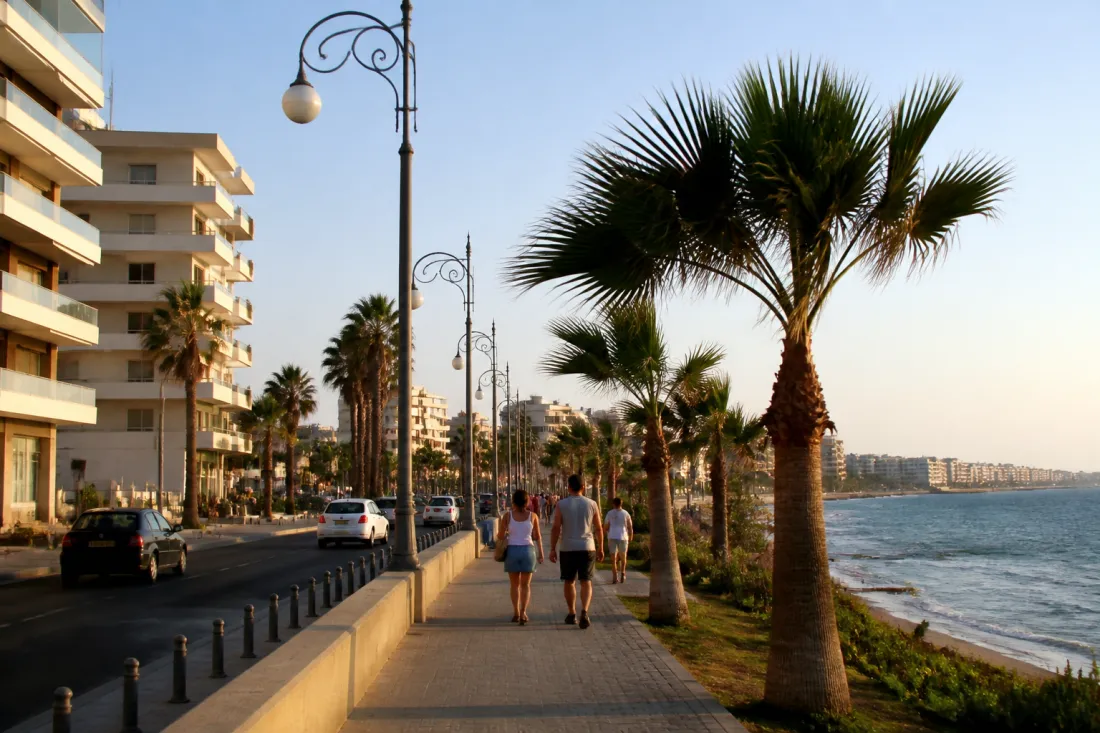 Larnaka auf Zypern mit Promenade, Stadtverkehr und modernen Wohnhäusern als Symbol für Arbeiten und Auswandern