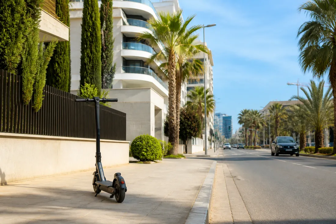 E-Scooter an einer Straße in Limassol auf Zypern mit mediterraner Stadtumgebung