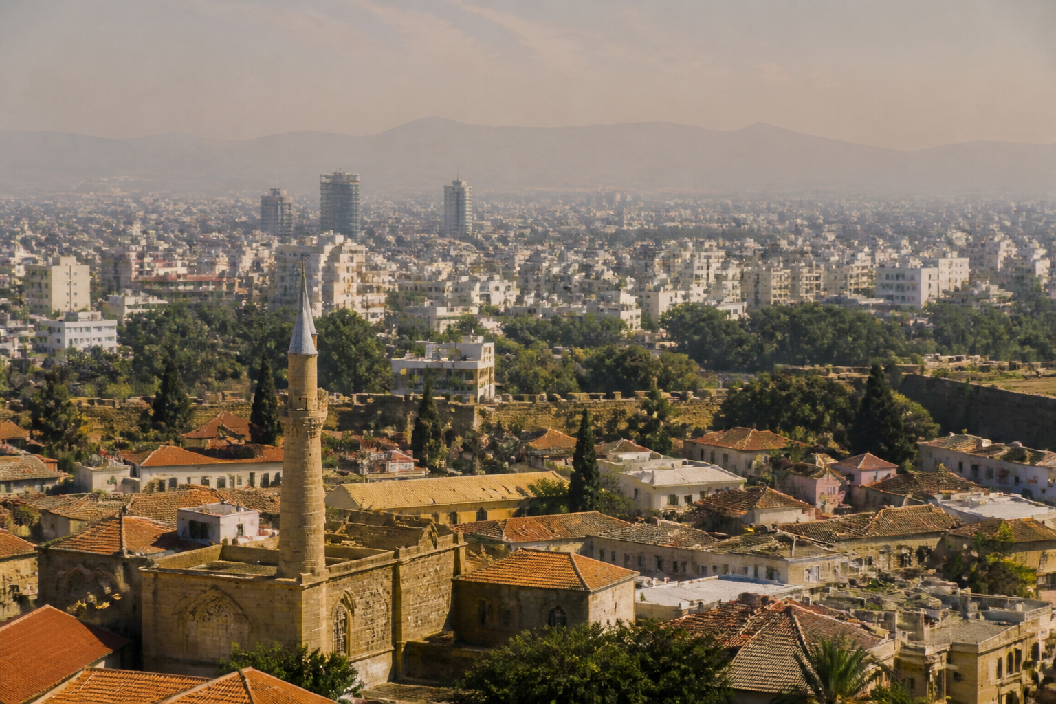 Blick auf die geteilte Altstadt von Nikosia mit moderner Stadt, Mittelmeerlicht und Zypern-Atmosphäre