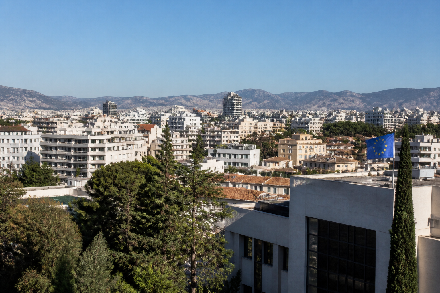 Blick auf Nikosia mit moderner EU-Flagge und Stadtlandschaft als Symbol für Zyperns politische Zukunft