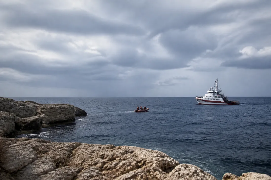Rettungsboote und Küstenwache vor der Küste Nordzyperns bei ernster See
