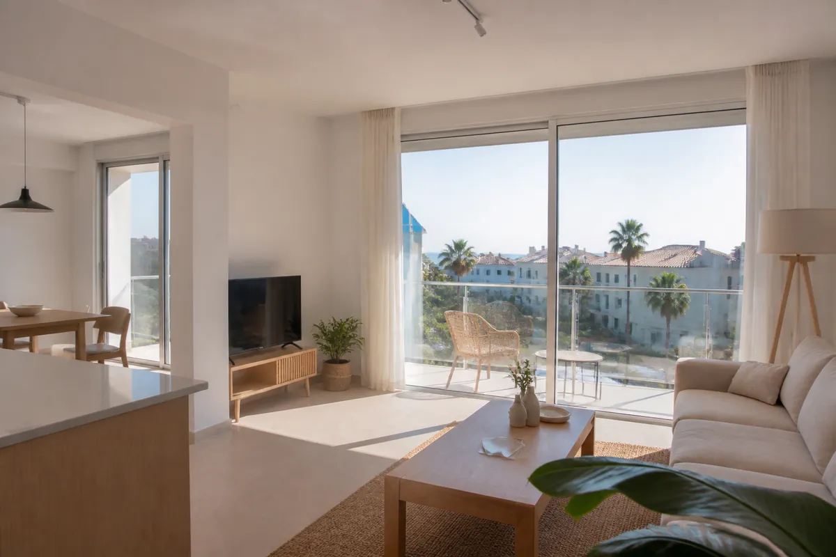 Modern eingerichtete helle Wohnung auf Zypern mit Balkon, mediterranem Licht und Blick auf Palmen
