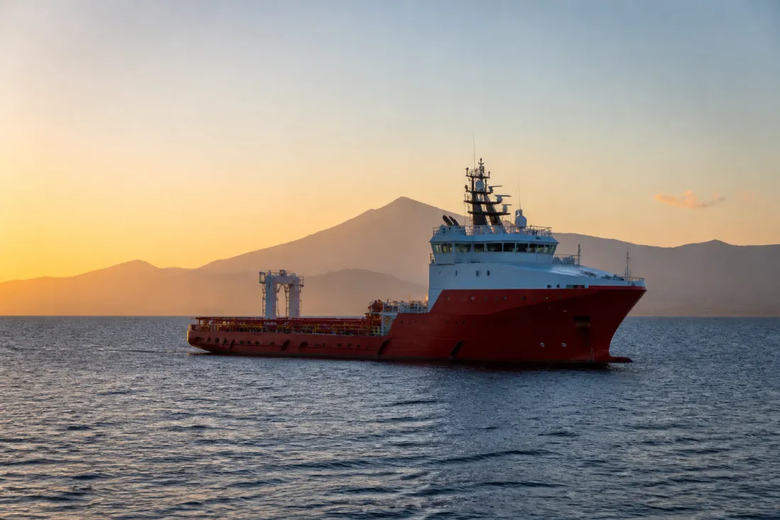Offshore-Versorgungsschiff vor der Küste Zyperns bei Sonnenuntergang als Symbol für das Cronos-Gasprojekt und Energieplanung
