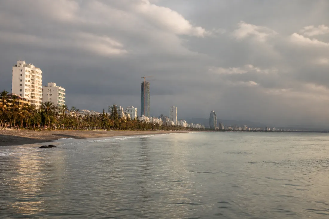 Küste von Limassol auf Zypern mit Meerwasser, Strand und städtischer Bebauung bei ernster Umweltlage