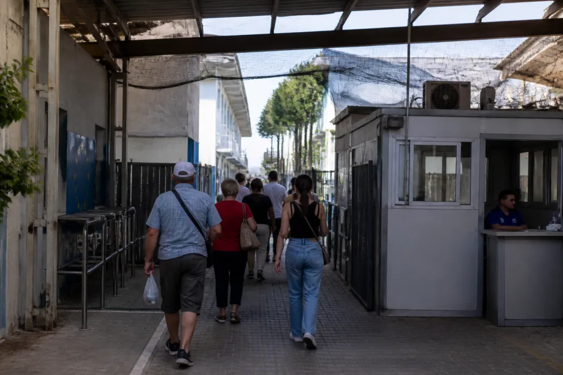 Green Line Kontrollpunkt in Nikosia auf Zypern mit Fußgängern und EU-Bezug