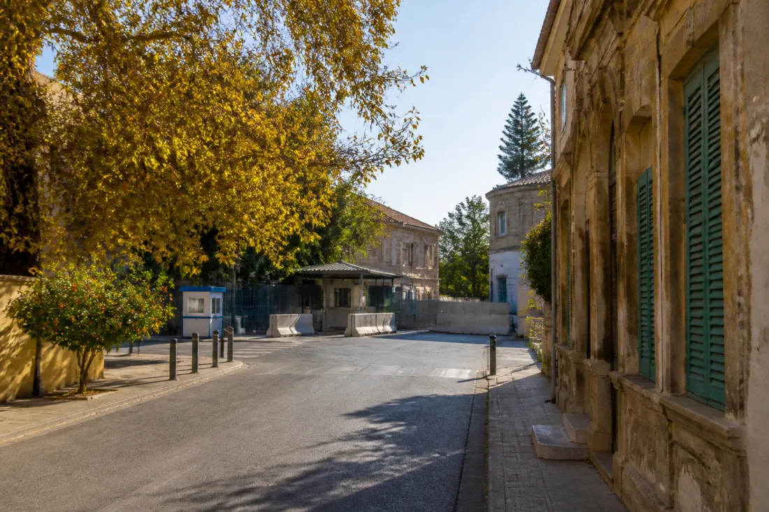 UN-Pufferzone und Übergang in Nikosia auf Zypern als Symbol für die geteilte Insel und Auswanderungsplanung