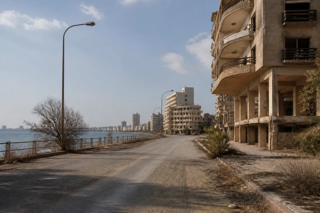 Verlassene Gebäude in Varosha auf Zypern als Symbol für Immobilienrisiken und politische Realität beim Auswandern