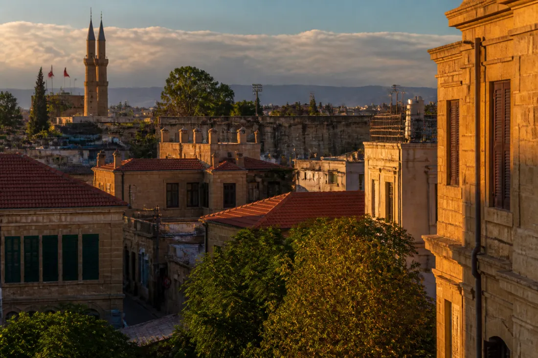 Blick auf die geteilte Altstadt von Nikosia auf Zypern mit Grenzbereich und mediterranen Häusern