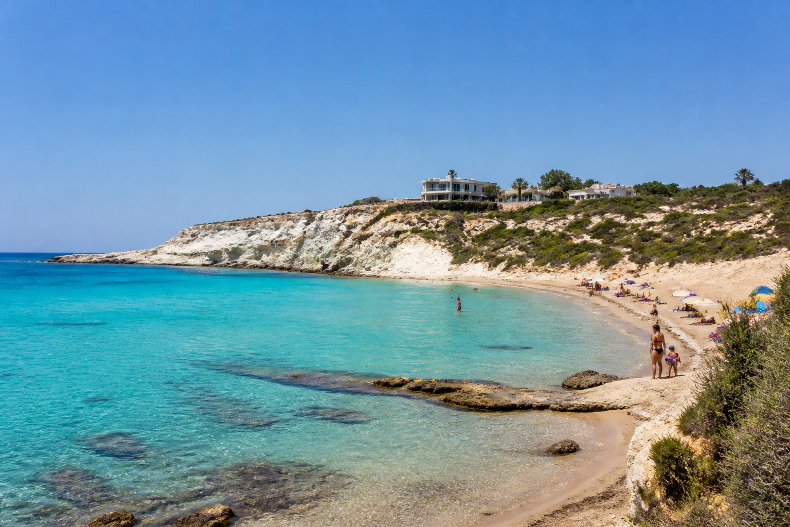 Sauberer Strand mit türkisblauem Wasser auf Zypern als Symbol für hohe Badewasserqualität und Leben am Meer