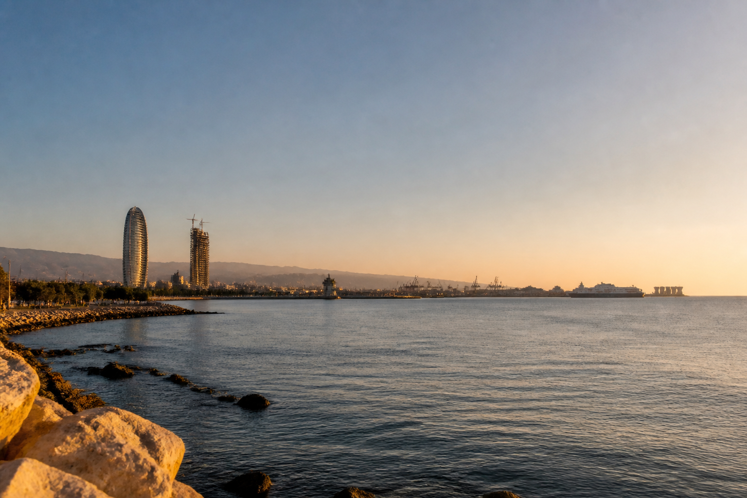 Blick auf die Küste von Zypern mit Hafen, Meer und moderner Energieinfrastruktur im Hintergrund