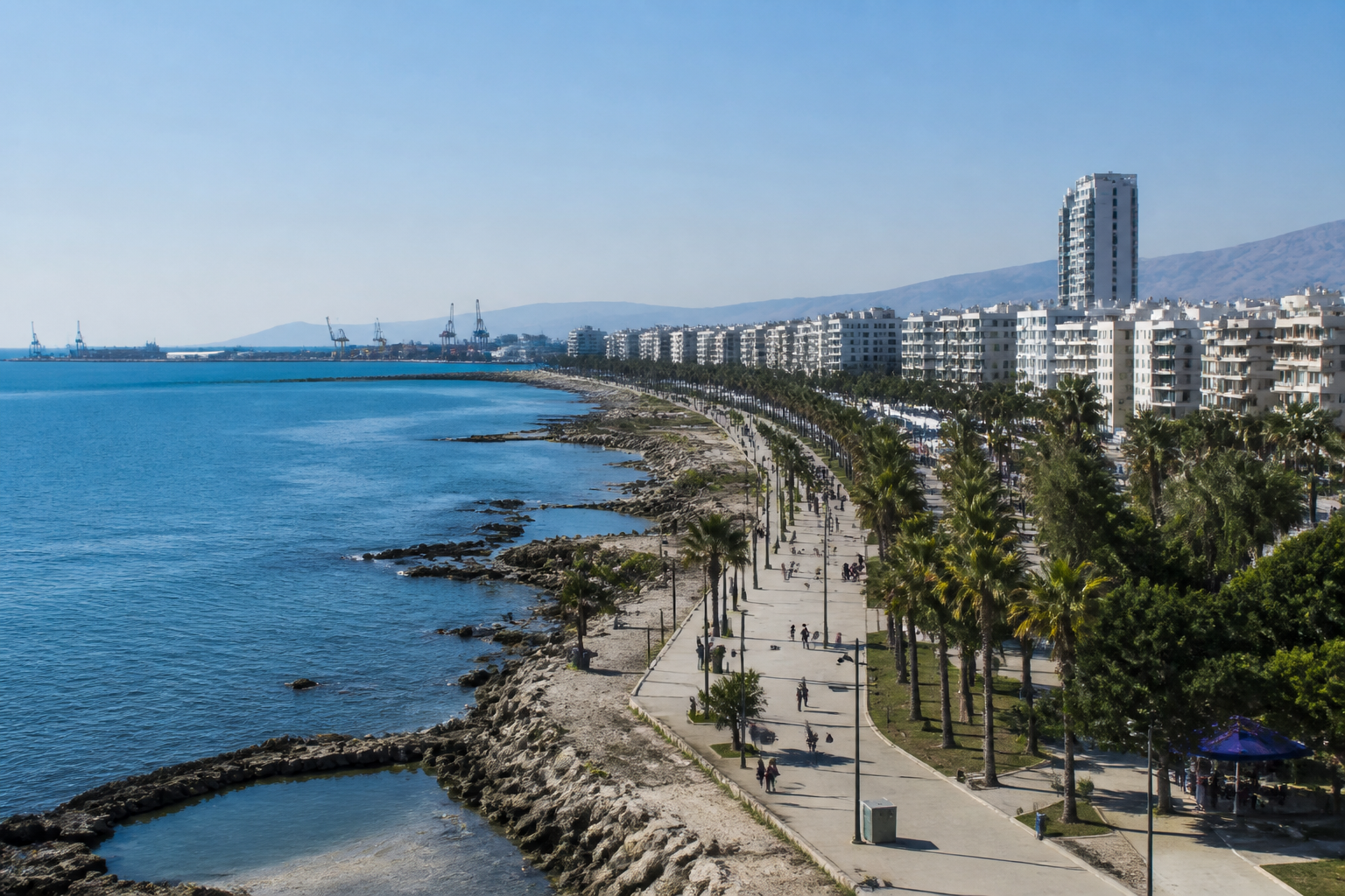 Blick über die Küste von Zypern mit Hafen, Meer und moderner Infrastruktur als Symbol für Sicherheit und EU-Standort