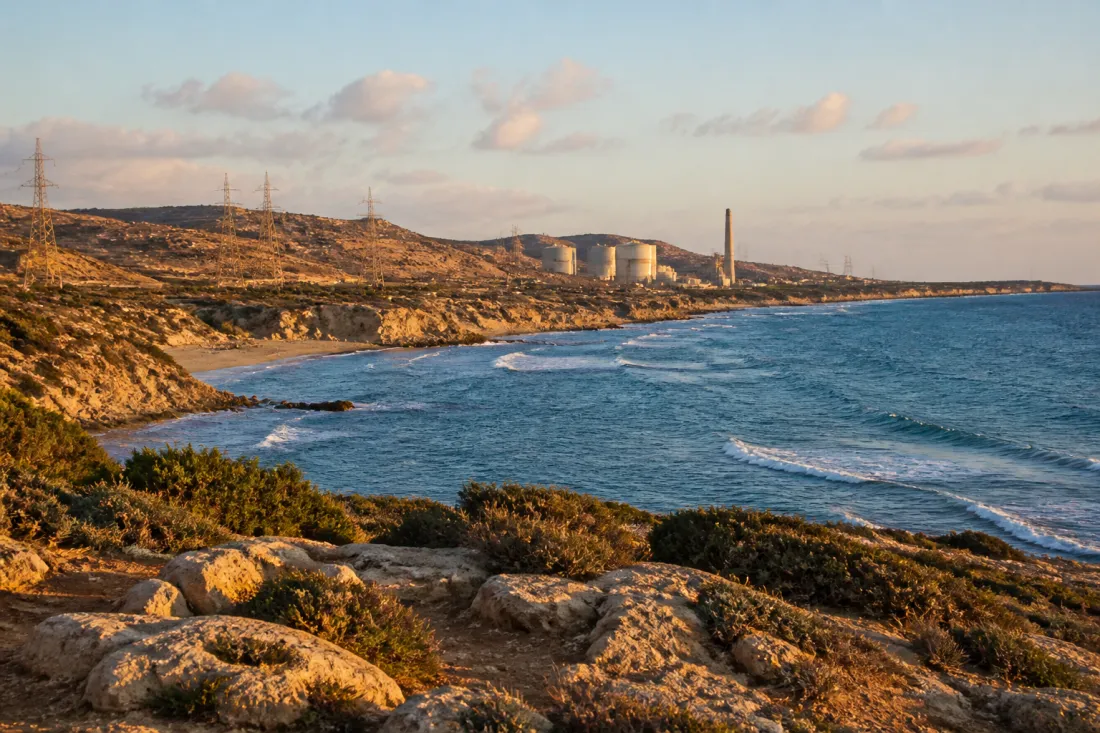 Blick auf moderne Energieinfrastruktur und Küste auf Zypern bei Sonnenuntergang